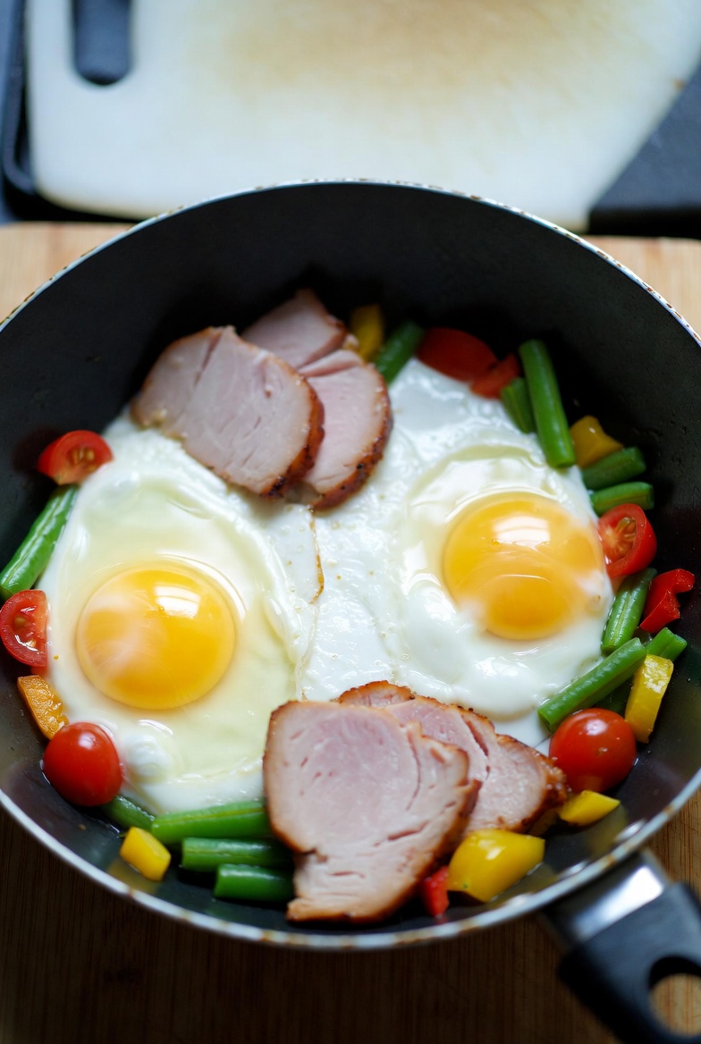 🍳 Яйца с шунка и зеленчуци на тиган